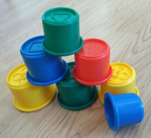 Pročitajte više o članku Igra za bebe s plastičnim čašama/ Baby play using plastic cups (1 year old)